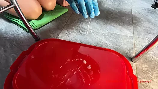 Мачеха осушает яйца и сперму с массивным камшотом бдсм