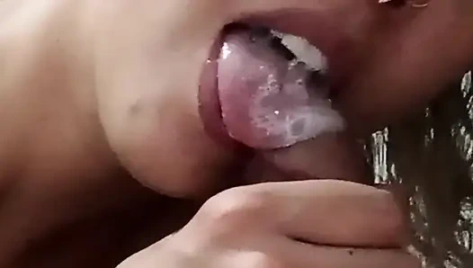 Amatör çift ağzı dölle dolana kadar sakso çekiyor.