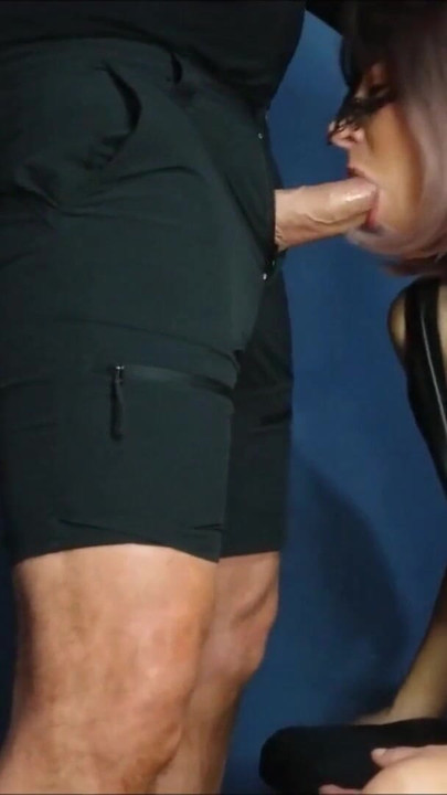 Mamă sexy amatoare în latex muie cu ejaculare pe cizme de cauciuc | Clip 2