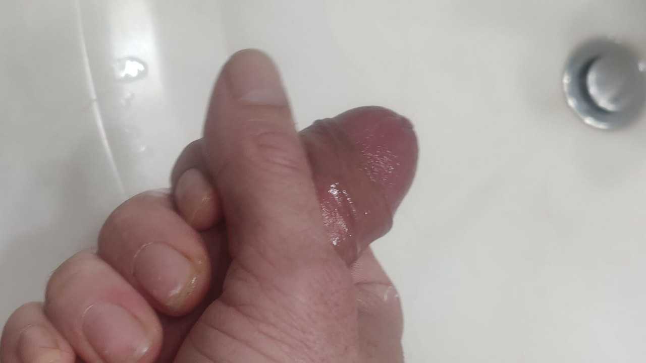 在我操她的屁股之前，需要一個喉嚨或一個陰部來潤滑它