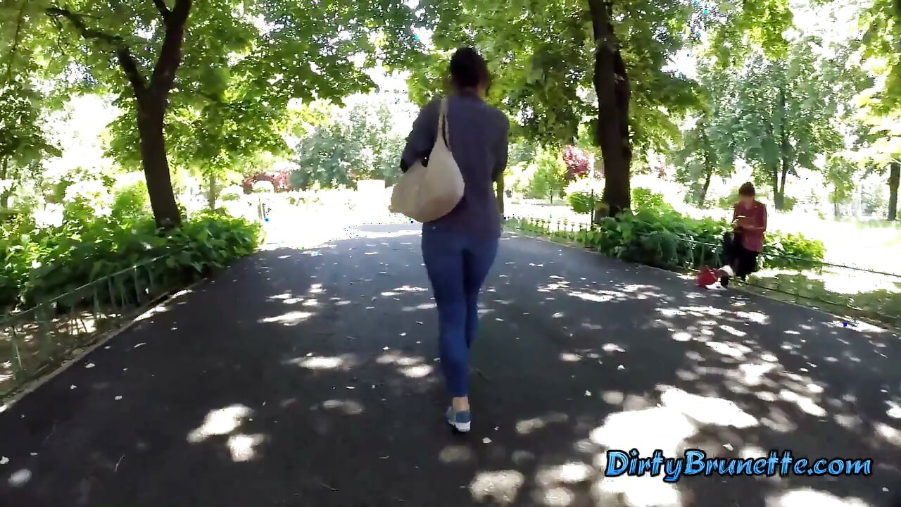I dare her to play with her pussy trough jeans in a park