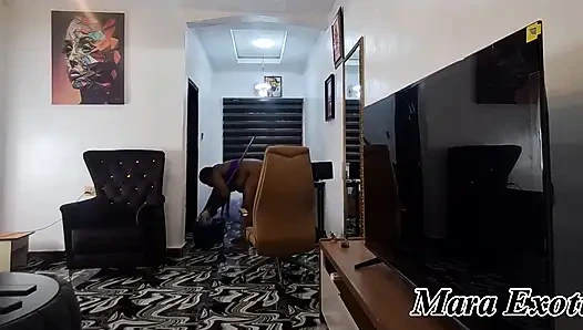 Tante semok kulit hitam lagi bersih-bersih sambil bugil