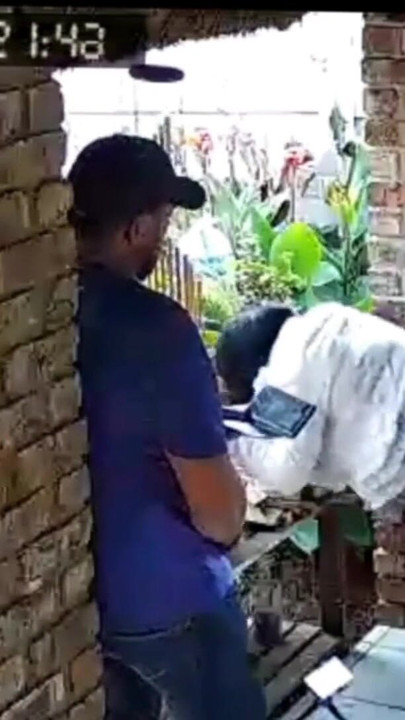 Cuckold boss ville att jag skulle knulla hans fru medan han runkar | Klipp 1