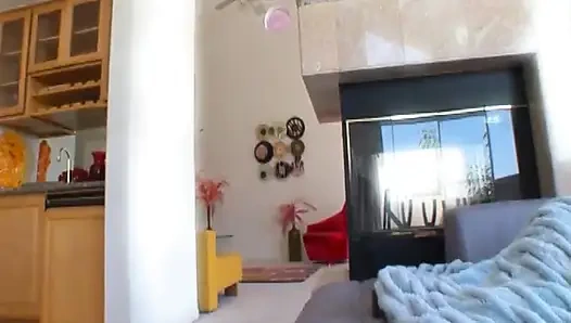 Сексуальная чернокожая с большими сиськами с красивым телом трахает ее задницу большим черным членом раком