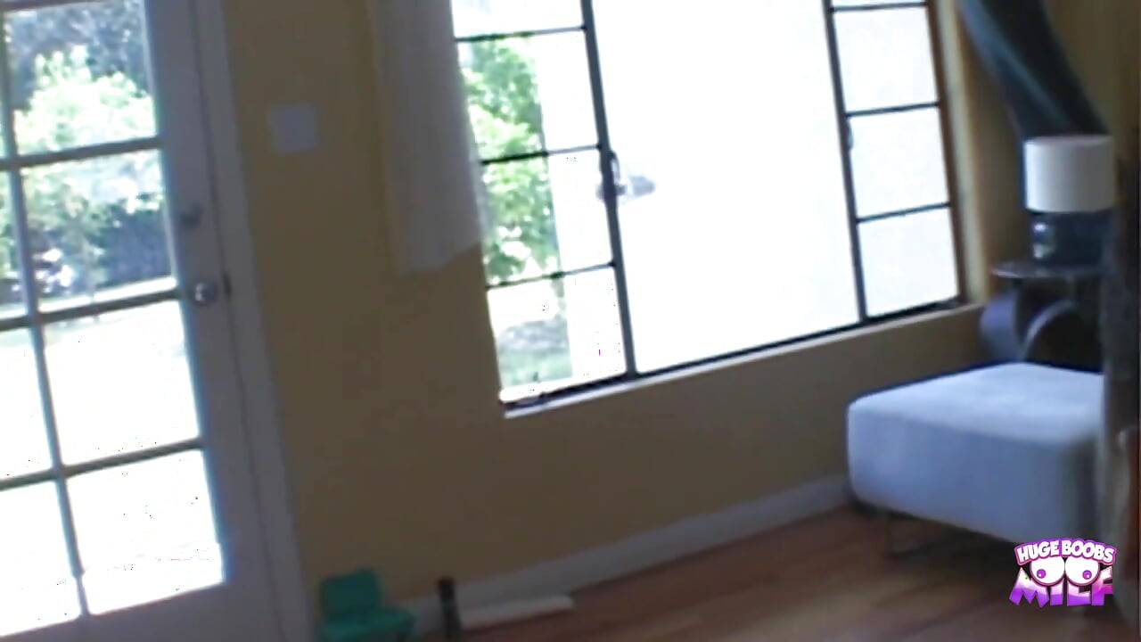 Muchos chicos estaban esperando que esta chica viniera para poder chupar sus pollas