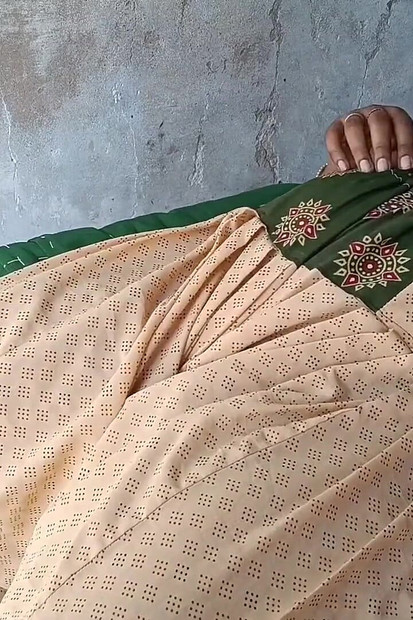 Tek vjenčana seljanka Desi Bhabhi dobila je svoju usku guzicu koju je njezin šogor s ljubavlju pojebao