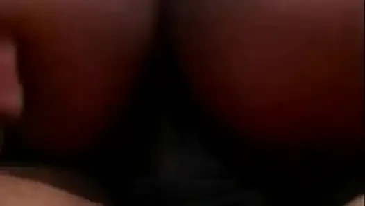 Menjilati memek hitam yang keras di taman... Crot di mulut
