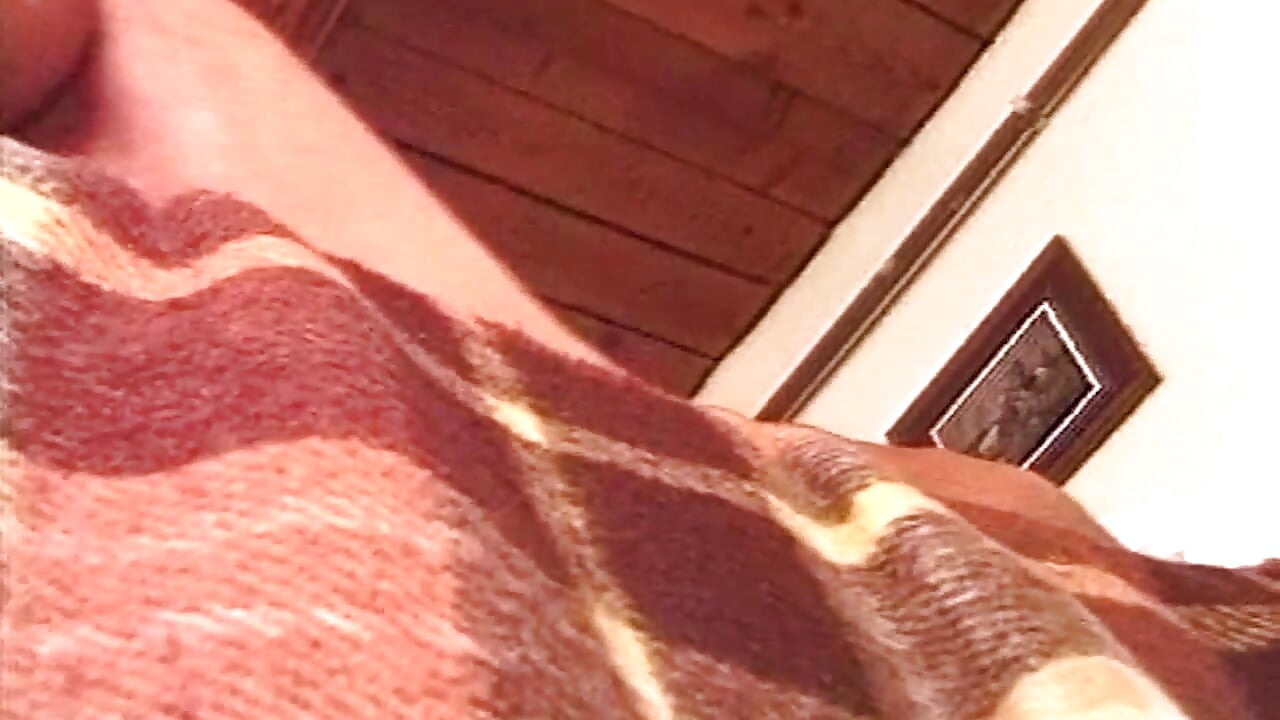 Une brune mature pisse sauvagement et exhibe son bouton de rose