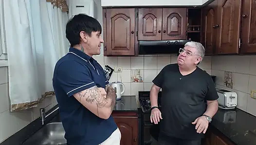 Ich dachte, mein Partner wäre schwul, aber er ist das Liefermädchen, als ich das Geld holen gehe