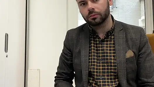 Thomas GODEBIN drinks his own piss at work