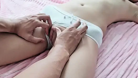 Молодая миниатюрная с симпатичными синими трусиками трахнутая тугим маленьким грязным разговором стонет в ее розовой комнате