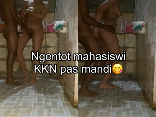 Aku ngentot mahasiswi KKN pas mandi