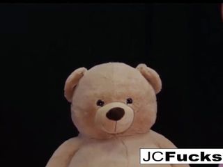 大泰迪熊幻想与两个被唤醒的女同性恋玩耍