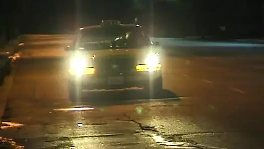 Versaute Taxifahrt: Heiße Blondine im Auto und auf dem Sofa
