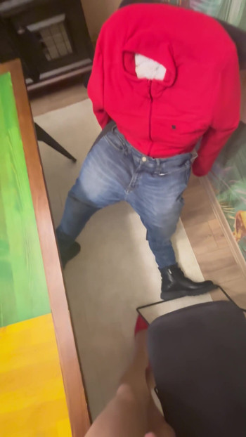 Aku duduk di pangkuan orang asing di bar gay | Klip 1