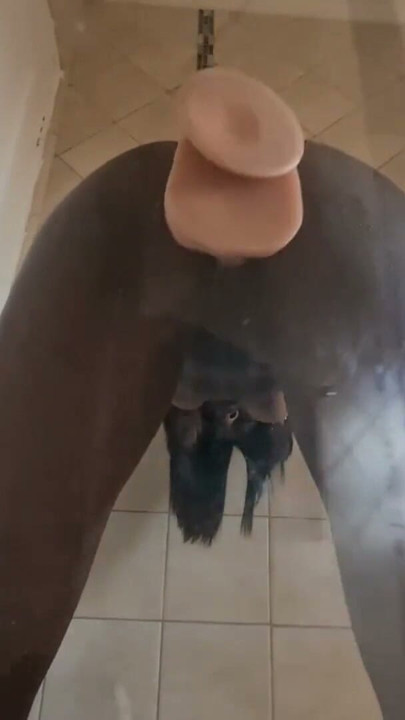 Dövmeli desi vantuz yapay penis duş kapısı kedi mastürbasyon | Klip 1