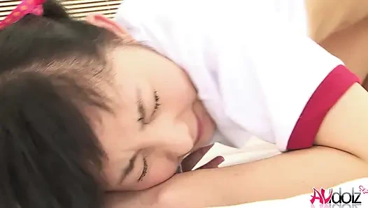 Anri kawai si cewek nakal jepang rambut cokelat lagi asik seks threesome tanpa sensor.