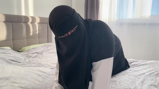 Tante girang Arab dengan toket besar memberikan instruksi panas dan benar-benar menginginkan seks