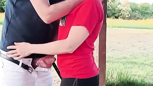 Cewek sange ini ngangkang dan kakinya di atas meja di taman umum