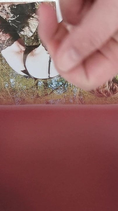 射在她的屁股上