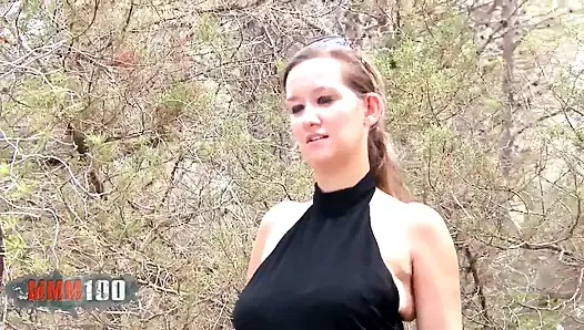 Niesamowite naturalne cycki, śliczna nastolatka uprawia ostry seks w lesie