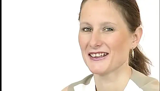 Bestrumpfte brünette mit dildo in fotze beim retro-casting