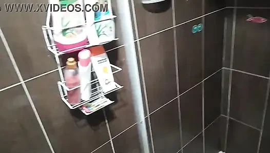 18-летняя брюнетка с большими отвисшими сиськами из Нью-Йорка, Соединенные Штаты, трахает большой хуй ее сводного брата Xplot