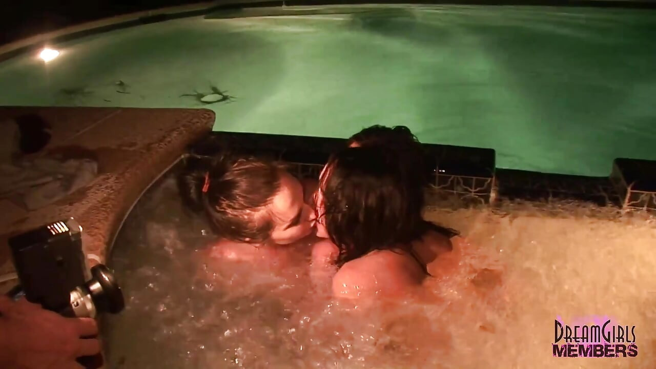Video first timer gets pussy eaten & masturbates on spring break