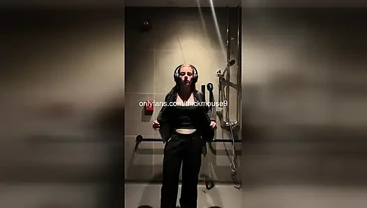 Zar zor reşit olan kız tiktok canlı yayın sırasında sert parmaklanıyor!
