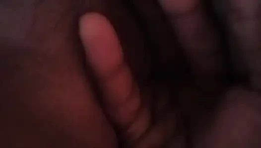 Дези тамильской пухлой толстушке жене трахает пальцами муж и кончает