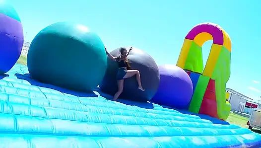 Sulu piliç pembe yarığının güçlü rampalı cooter'i dölle dolu minyon görünüyor