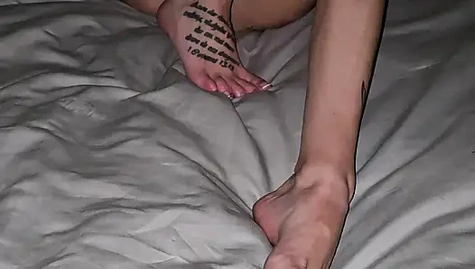 Orta yaşlı seksi kadın amını teftiş ediyor ve içine görmek için spekulum sokuyor