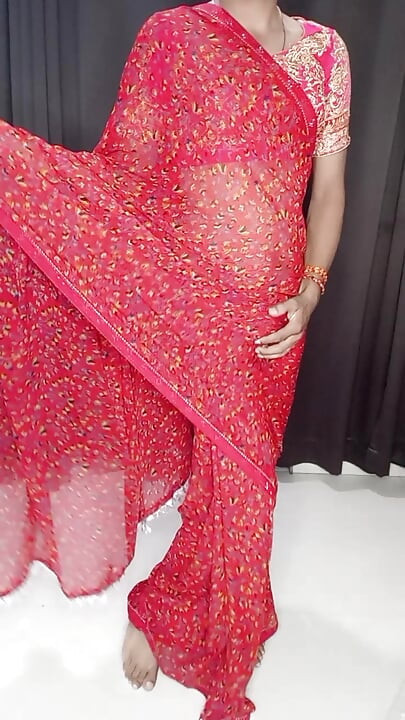 Figur seksi saree merah seksi yang cantik memakai seperti figur seksi ibu tiriku