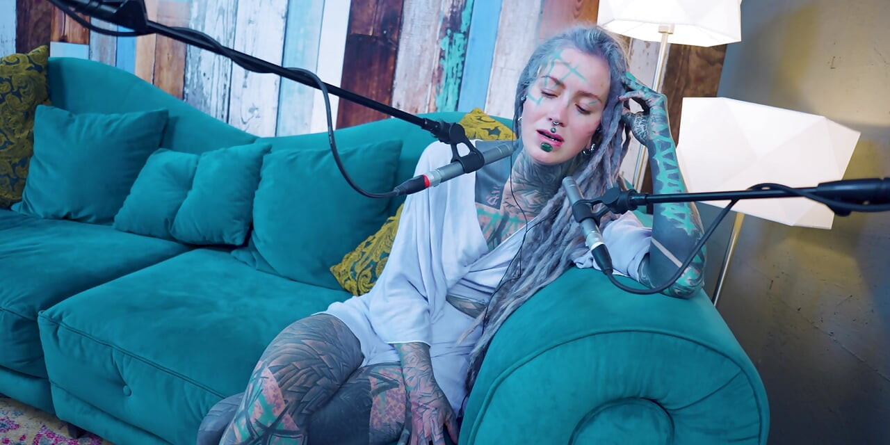 Vorbesc despre J - Jelousy - ASMR podcast SFW vorbind fată slabă gotică dreadlocks tatuaj model fată tatuată