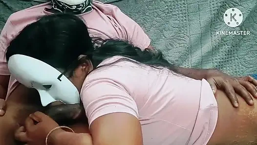 Azgın üvey kız kardeş şehvetini kontrol edemiyor ve üvey erkek kardeşini yalıyor ve sonra sikmesine izin veriyor - gerçek yüksek sesle inlemeli tamil ses