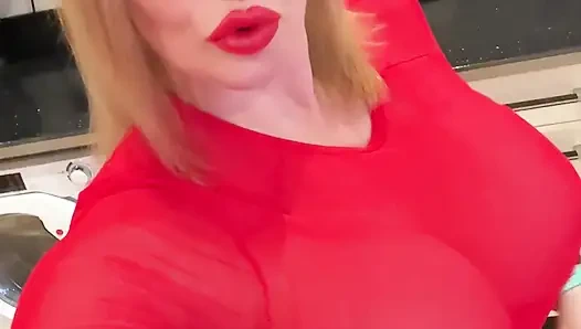 Sophie James Sweaty и выходит из-под контроля