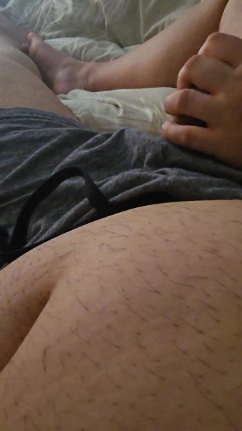 Une belle-mère retire la bite et une branlette de son beau-fils sans honte | Clip 2