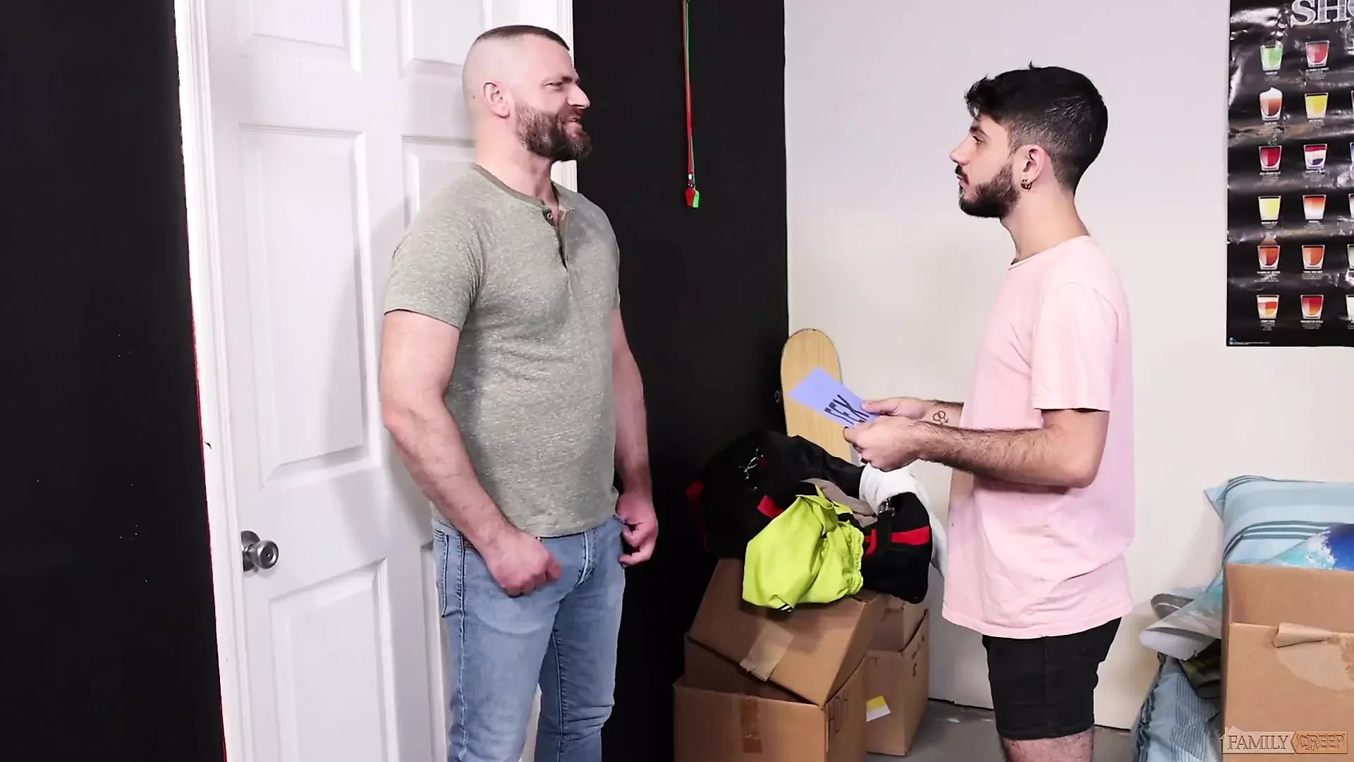 Familycreep - Hazır mısın? Kıllı twink yemini daha büyük ateşli adamla sikişiyor