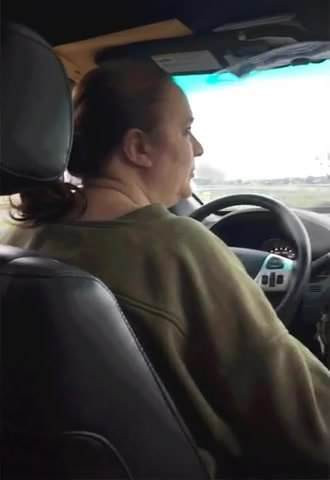 Vrouw roken in de auto