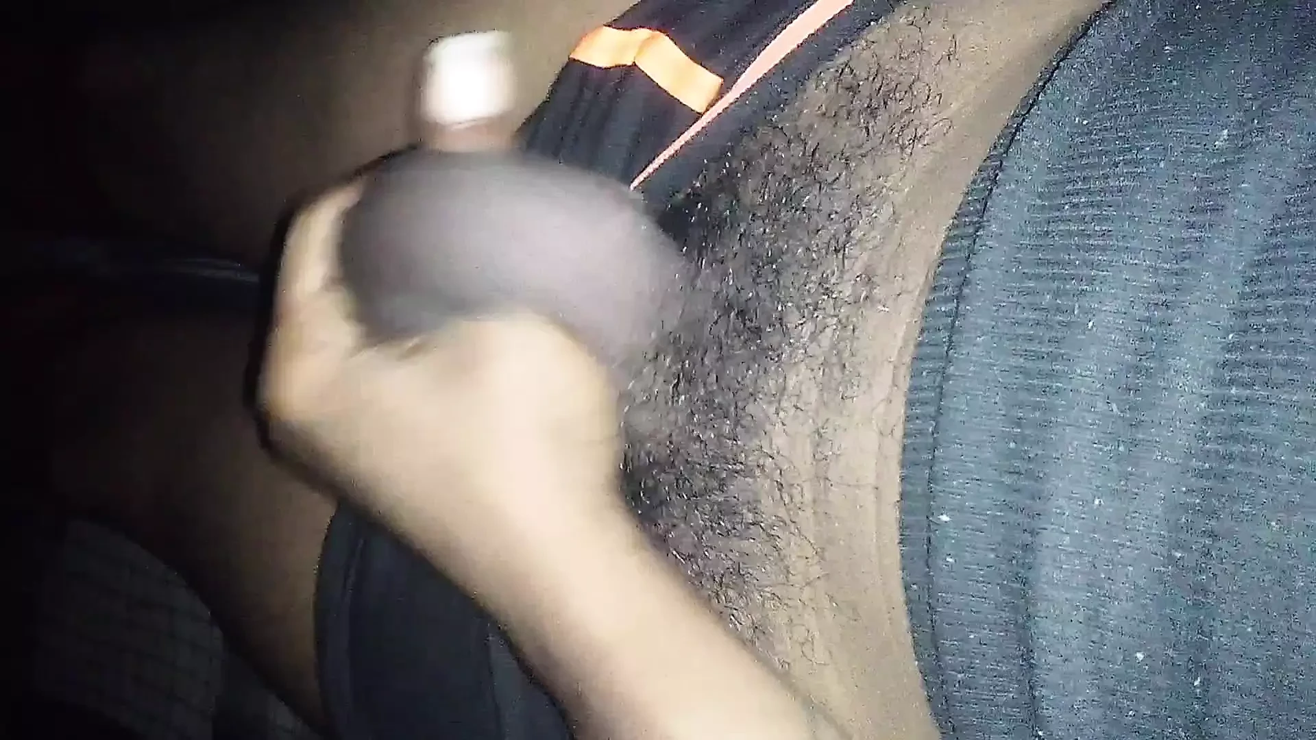 爸爸拔出他巨大的大黑屌并开始撸管