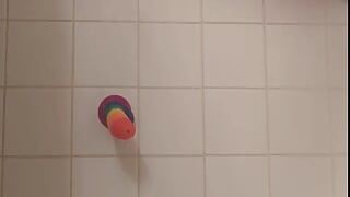 Dicker junge reitet schwanz in der dusche