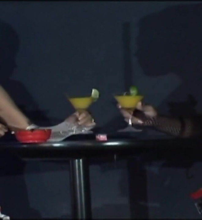 Mintra e Sherri se fodem em uma mesa de bilhar