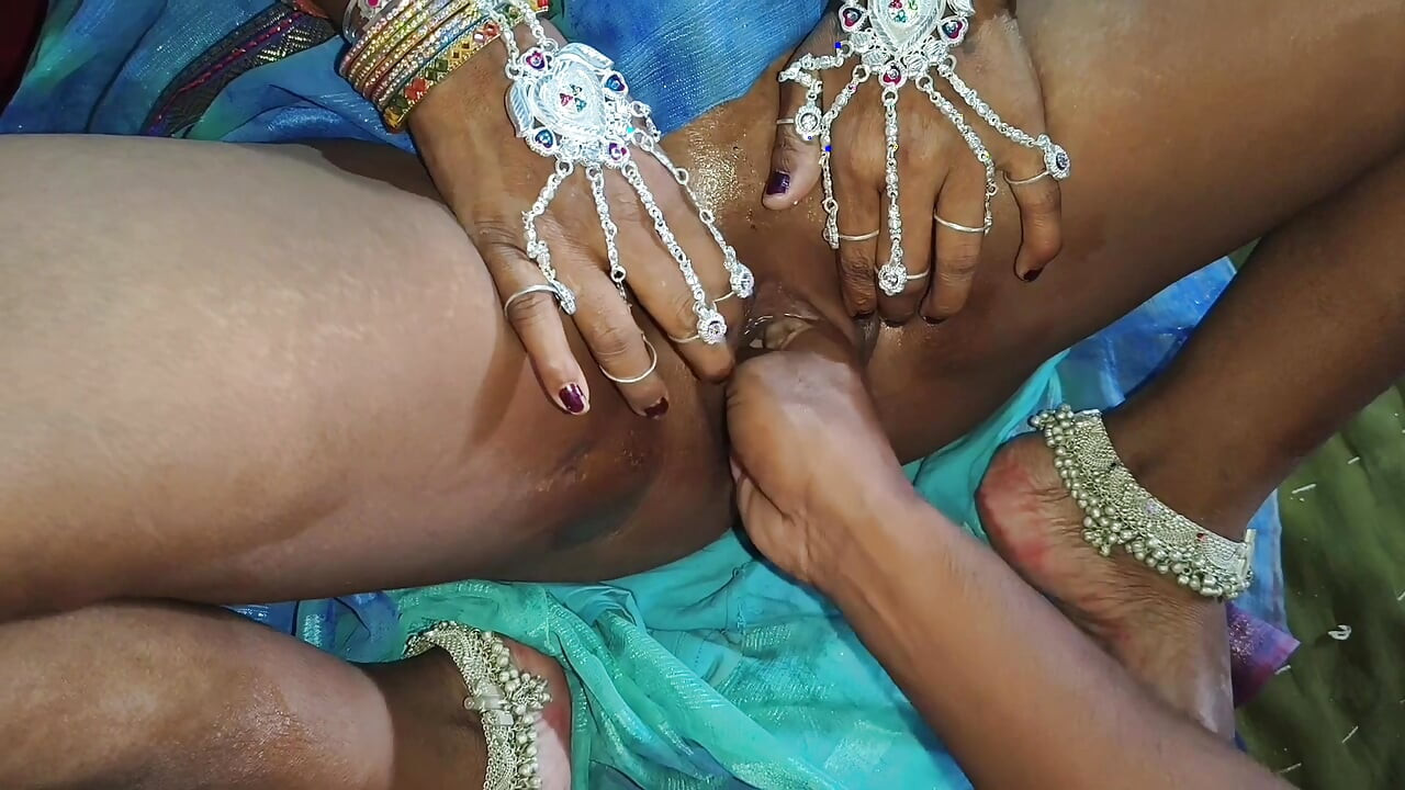 Devar ne padosi bhabhi ke chut me tel laga ke pura hanth ghussa diya.chudakr aunty ne chut me hanth dalwa ke chut se maal giraya