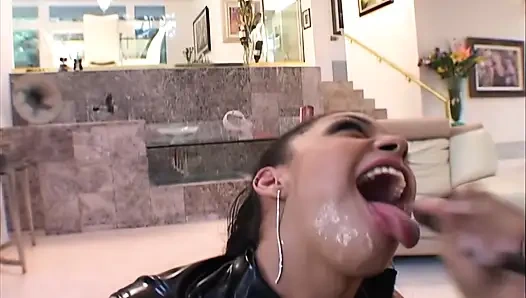 Девушка-свинья вытаскивает всю сперму