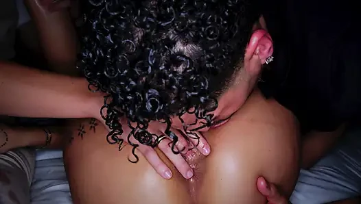 Latina Mit Riesigem Hintern Hat Einen Dreier Mit Zwei Fremden - Kenia Music