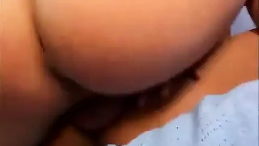 Latin sürtük şampiyon gibi yarak emiyor ve başına ve saçına döl alıyor