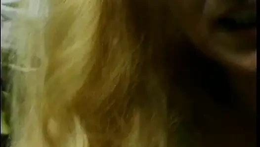 Tante seksi rambut pirang dientot habis-habisan di luar ruangan