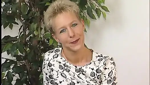 Short hair blonde babe is toying her twat at the casting