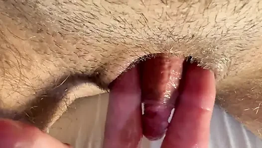 Cowok trans ini lagi asik masturbasi sampai orgasme