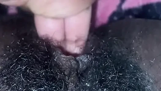 Islak kremsi kıllı siyah amcığım